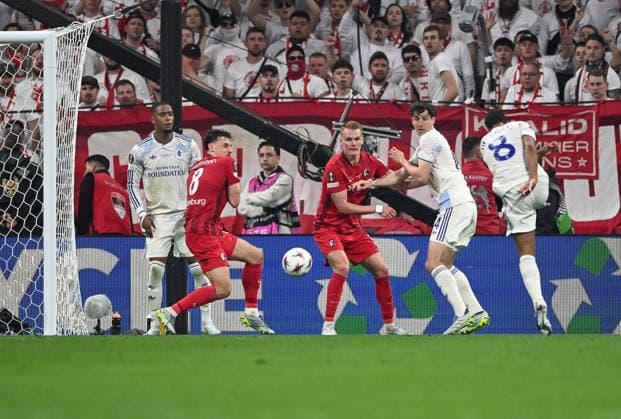 Freiburg v Aston Villa, UEFA Europa Cup Final , Tupras Stadium, Istanbul, Turkey, - 20 May 2026 GOAL - Youri Tielemans of Aston Villa scores. 0-1 Istanbul Tupras Stadium Besiktas Turkey, UK NEWSPAPERS OUT Copyright: xMarkxEnfieldx