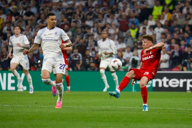 Morgan Rogers Aston Villa, 27 and Philipp Treu SC Freiburg, 29 , Turkey, Football, UEFA Europa League, Final, 2025 2026, SC Freiburg vs Aston Villa, 20 05 2026, Istanbul Besiktas Park Turkey Copyright: xGrantxHubbsx