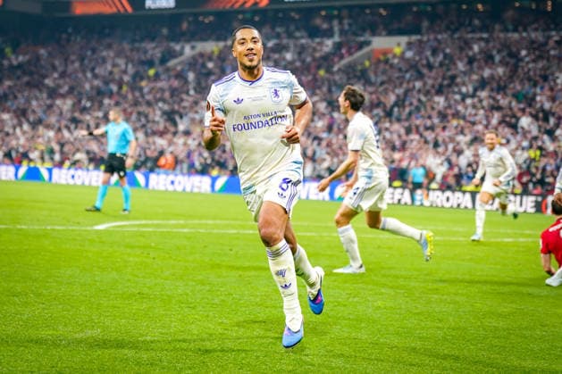 Turkey Football UEFA Europa League 2025 2026, Final in Istanbul SC Freiburg vs Aston Villa Tüpras Stadyumu Istanbul Goal and goal celebration to 1 0 by Youri Tielemans Aston Villa, 8 joy, emotions, cheering, gesture, gesture, emotion, facial expression, emotion Copyright: xJOERANxSTEINSIEKx