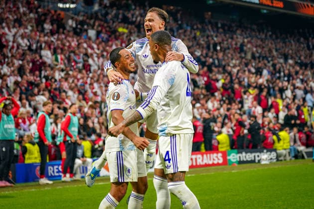 Turkey Football UEFA Europa League 2025 2026, Final in Istanbul SC Freiburg vs Aston Villa Tüpras Stadyumu Istanbul Goal and goal celebration for 1 0 by Youri Tielemans Aston Villa, 8 Joy, emotion, cheering, gesture, gesture, emotion, facial expression, facial expression, emotion Ezri Konsa Aston Villa, 4 Matty Cash Aston Villa, 2 Copyright: xJOERANxSTEINSIEKx