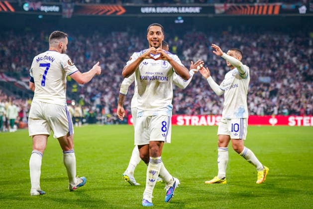 Turkey Football UEFA Europa League 2025 2026, Final in Istanbul SC Freiburg vs Aston Villa Tüpras Stadyumu Istanbul Goal and goal celebration to 1 0 by Youri Tielemans Aston Villa, 8 joy, emotions, cheering, gesture, gesture, emotion, facial expression, facial expression, heart Copyright: xJOERANxSTEINSIEKx