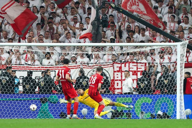 Freiburg v Aston Villa, Europa League Final Aston Villa midfielder Youri Tielemans (8) scores a GOAL 0-1 (not in picture), SC Freiburg goalkeeper Noah Atubolu (1) during the SC Freiburg v Aston Villa UEFA Europa League FINAL match at the TüpraÅü Stadium, Istanbul, Turkey on 20 May 2026, Credit: Ian Stephen Every Second Media Editorial use only. All images are copyright Every Second Media Limited. No images may be reproduced without prior permission. Copyright: xIMAGO EveryxSecondxMediax ESM-2004-0025 IanxStephenx xEveryxSecondxMediax