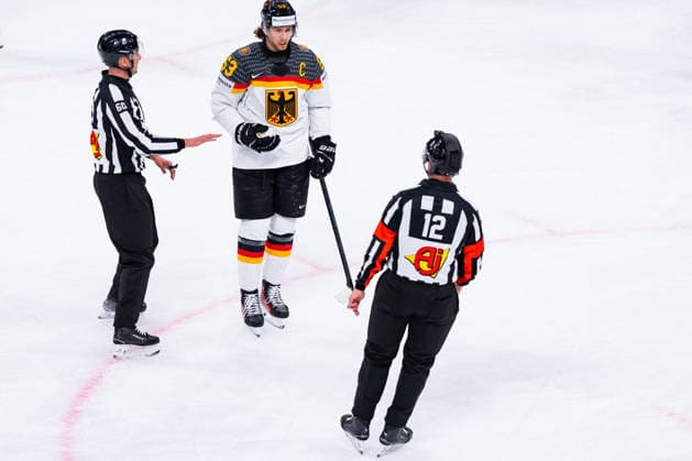ZURICH, SWITZERLAND - MAY 20: discussion betweenMoritz Seider (Germany, 53) and Jiri Indracek (Referee) during the Preliminary Round - Group A Match 27 between United States and Germany at the IIHF Ice hockey, Eishockey World Championship, WM, Weltmeisterschaft 2026, Swiss Life Arena on May 20, 2026 in Zurich, Switzerland. Zurich Switzerland Copyright: xTimoxSteinx