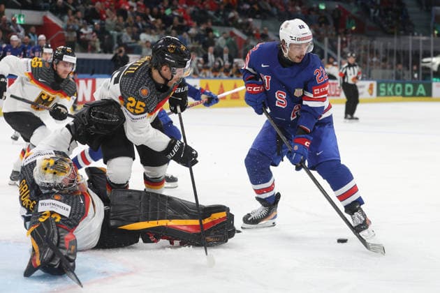 20.05.2026 Swiss Life Arena Zuerich , SCHWEIZ, Herren IIHF World Championship, WM, Weltmeisterschaft Zurich 2026 Gruppe A USA - Deutschland Torwart Philipp Grubauer und Leon Huttl (GER) verteidigen gegen Isaac Howard (USA) *** 20 05 2026 Swiss Life Arena Zurich , SWITZERLAND, Men IIHF World Championship Zurich 2026 Group A USA Germany Goaltender Philipp Grubauer and Leon Huttl GER defend against Isaac Howard USA 