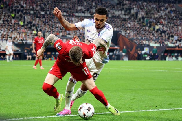 20 05 2026, xrekx, Football Europa League Final 2026, SC Freiburg Aston Villa v l Lukas Kuebler SC Freiburg Morgan Rogers Aston Villa FC duel, action, action, battle for the ball DFL DFB REGULATIONS PROHIBIT ANY USE OF PHOTOGRAPHS as IMAGE SEQUENCES and or QUASI VIDEO Istanbul