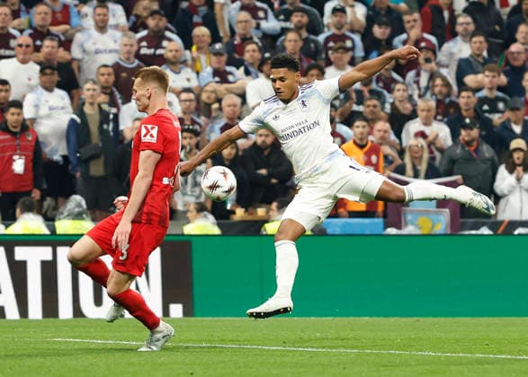 Istanbul, Turkey, 20th May 2026. Ollie Watkins of Aston Villa has a shot blocked by Philipp Lienhart of SC Freiburg during the SC Freiburg vs Aston Villa UEFA Europa League Final match at Besiktas Park, Istanbul. Picture credit should read: Cody Froggatt Sportimage EDITORIAL USE ONLY. No use with unauthorised audio, video, data, fixture lists, club league logos or live services. Online in-match use limited to 120 images, no video emulation. No use in betting, games or single club league player publications. SPI_085_CF_Frieburg_Aston_Villa SPI-4796-0115