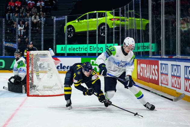 260520 Ivar Stenberg of Sweden and Jan Golicic of Slovenia during the 2026 IIHF Ice Hockey World Championship between Sweden and Slovenia on May 20, 2026 in Fribourg Photo Jesper Zerman BILDBYRAN kod JZ JZ0722 ishockey ice hockey ishockey vm 2026 vm 2026 iihf world championship sverige sweden slovenia bbeng bbauto  Copyright: JESPERxZERMAN BB260520JZ107