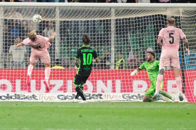 IPA84910497 - Palermo, Italy, 20 May 2026. Renzo Barbera Stadium, Palermo vs Catanzaro, match valid for the return semi-final of the 2025 2026 Serie B Play-Offs. In the photo: Joel Pohjanpalo (Palermo FC) risks scoring the second for Palermo FC.  Copyright: xFedericoxSerra IPAxSportx xx 84910497