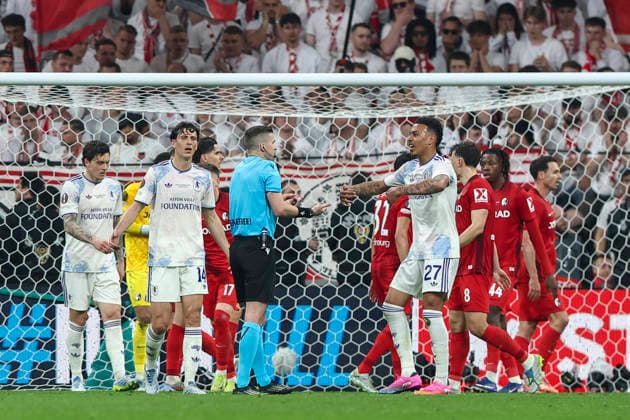 Freiburg v Aston Villa, Europa League Final Aston Villa midfielder Morgan Rogers (27) reacts and gestures to Referee Francois Letexier during the SC Freiburg v Aston Villa UEFA Europa League FINAL match at the TüpraÅü Stadium, Istanbul, Turkey on 20 May 2026, Credit: Ian Stephen Every Second Media Editorial use only. All images are copyright Every Second Media Limited. No images may be reproduced without prior permission. Copyright: xIMAGO EveryxSecondxMediax ESM-2004-0041 IanxStephenx xEveryxSecondxMediax