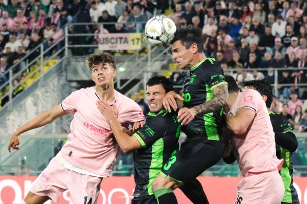 IPA84911339 - Palermo, Italy, 20 May 2026. Renzo Barbera Stadium, Palermo vs Catanzaro, match valid for the return semi-final of the 2025 2026 Serie B Play-Offs. In the photo: Aljosa Vasic (Palermo FC) and Tommaso Cassandro (US Catanzaro)  Copyright: xFedericoxSerra IPAxSportx xx 84911339