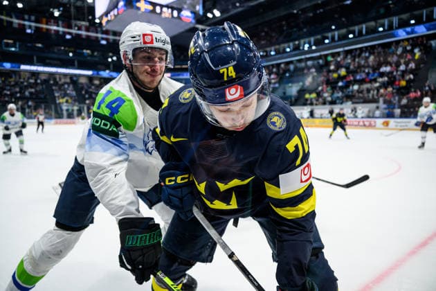 260520 Aljosa Crnovic of Slovenia and Rasmus Asplund of Sweden during the 2026 IIHF Ice Hockey World Championship between Sweden and Slovenia on May 20, 2026 in Fribourg Photo Jesper Zerman BILDBYRAN kod JZ JZ0722 ishockey ice hockey ishockey vm 2026 vm 2026 iihf world championship sverige sweden slovenia bbeng bbauto  Copyright: JESPERxZERMAN BB260520JZ109