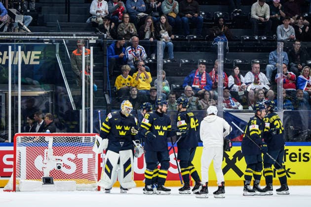 260520 Goaltender Arvid Söderblom of Sweden celebrate with team mates after during the 2026 IIHF Ice Hockey World Championship between Sweden and Slovenia on May 20, 2026 in Fribourg Photo Jesper Zerman BILDBYRAN kod JZ JZ0722 ishockey ice hockey ishockey vm 2026 vm 2026 iihf world championship sverige sweden slovenia bbeng bbauto jubel  Copyright: JESPERxZERMAN BB260520JZ110