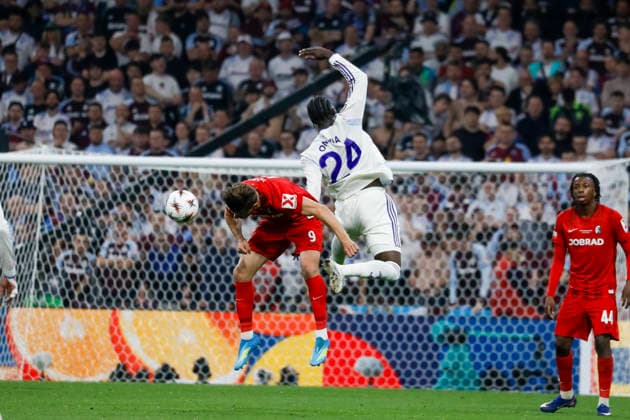 Lucas Höler, Holer SC Freiburg, 09 and Amadou Onana Aston Villa, 24 in a header duel , Turkey, Football, UEFA Europa League, Final, 2025 2026, SC Freiburg vs Aston Villa, 20 05 2026, Istanbul Besiktas Park Turkey Copyright: xGrantxHubbsx