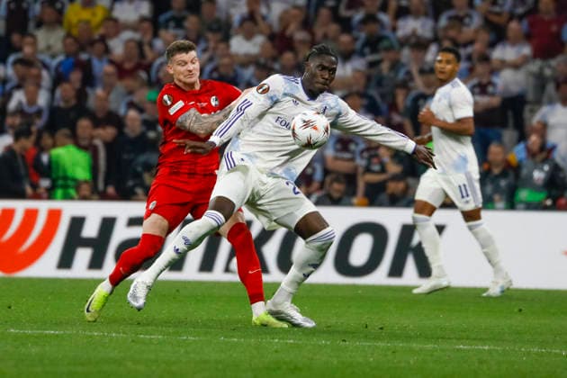 Lukas Kübler, Kubler SC Freiburg, 17 and Amadou Onana Aston Villa, 24 fighting for the ball , Turkey, Football, UEFA Europa League, Final, 2025 2026, SC Freiburg vs Aston Villa, 20 05 2026, Istanbul Besiktas Park Turkey Copyright: xGrantxHubbsx
