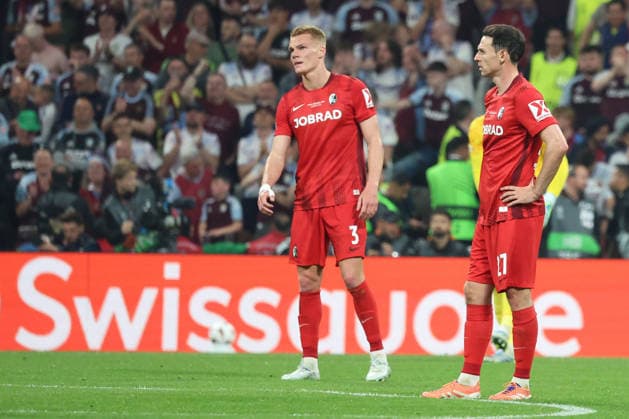 20 05 2026, xrekx, Football Europa League Final 2026, SC Freiburg Aston Villa v l Philipp Lienhart zautz SC Freiburg Nicolas Hoefler SC Freiburg Disappointed, sad, frustrated, helpless, DFL DFB REGULATIONS PROHIBIT ANY USE OF PHOTOGRAPHS as IMAGE SEQUENCES and or QUASI VIDEO Istanbul