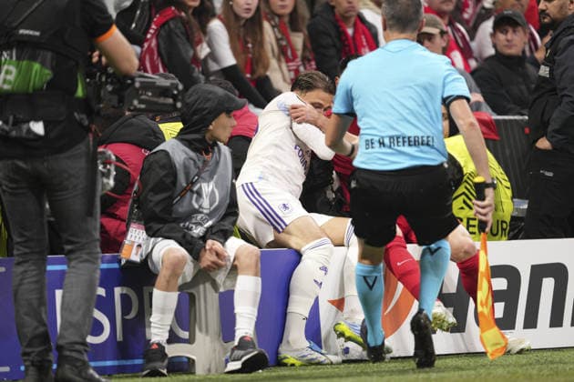ISTANBUL, TURKEY - MAY 20: Matty Cash of Aston Villa FC and Vincenzo Grifo of SC Freiburg fall over the billboards during the UEFA Europa League Final 2026 match between SC Freiburg and Aston Villa FC at Besiktas Park on May 20, 2026 in Istanbul, Turkey. (Photo by Alexandra Fechete Sports Press Photo) Copyright: xAlexandraxFechete SportsxPressxPhotox Sportspressphoto_SPR150653