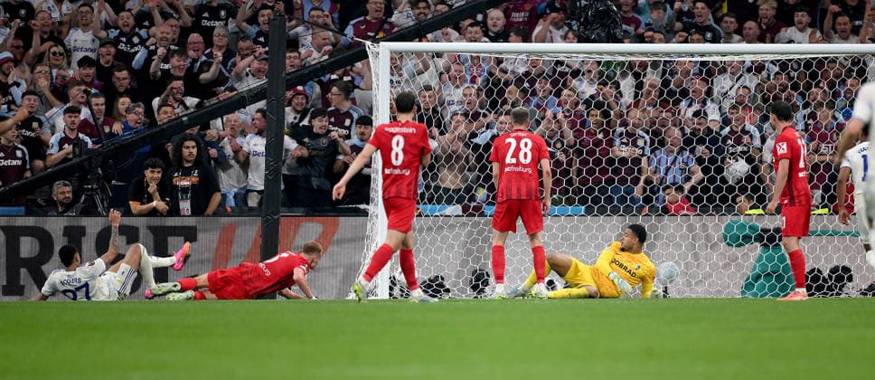 FOOTBALL EUROPE LEAGUE SEASON 2025 2026 Final in Istanbul 20 05 2026 SC Freiburg Aston Villa Goal to 0 3 , f li , Morgan Rogers Aston Villa v Philipp Lienhart SC Freiburg Maximilian Eggestein SC Freiburg Matthias Ginter SC Freiburg Goalkeeper Noah Atubolu SC Freiburg