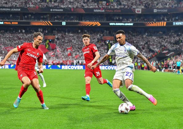 Freiburg v Aston Villa, UEFA Europa Cup Final , Tupras Stadium, Istanbul, Turkey, - 20 May 2026 Morgan Rogers of Aston Villa crosses the ball. Istanbul Tupras Stadium Besiktas Turkey, UK NEWSPAPERS OUT Copyright: xMarkxEnfieldx