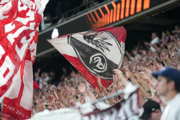 Fans, Ultras in the curve, Fan curve support their team, Flags, Scarf, Support, All in white , Turkey, Football, UEFA Europa League, Final, 2025 2026, SC Freiburg vs Aston Villa, 20 05 2026, TüpraÅü Stadium, BeÅüiktaÅü Park, Istanbul Istanbul TüpraÅü Stadium, BeÅüiktaÅü Par Istanbul Turkey Copyright: xArnexAmbergx
