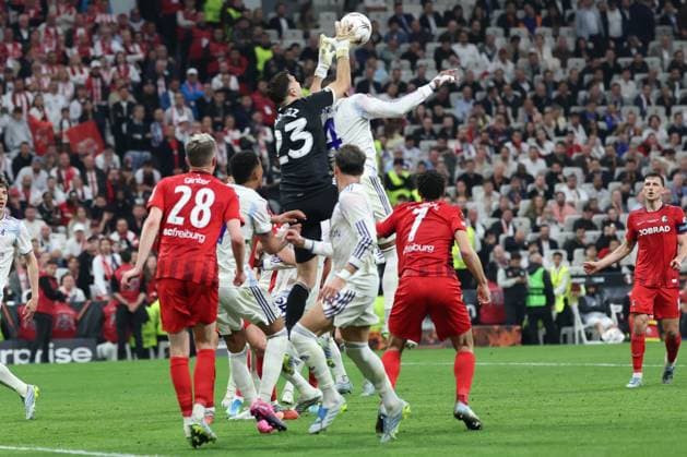 20.05.2026 - SOCCER - 2025-2026 UEFA EUROPA LEAGUE FINAL, SC Freiburg vs Aston Villa Emiliano Martinez of Aston Villa saves the ball ISTANBUL ISTANBUL, BESIKTAS PARK TÜPRAS STADIUM BESIKTAS PARK TÜPRAS STADIUM TÜRKIYE