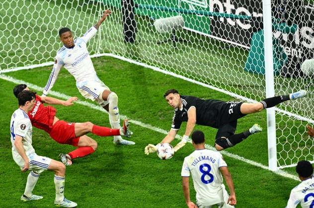 Freiburg v Aston Villa - UEFA Europa League final ISTANBUL, TURKIYE - MAY 20: Aston Villa goalkeeper Emiliano Martinez (R) challenges Freiburg players during the UEFA Europa League final match between Freiburg and Aston Villa at Tupras Stadium in Istanbul, Turkiye, on May 20, 2026. Arif Hudaverdi Yaman Anadolu Istanbul Turkey. Editorial use only. Please get in touch for any other usage.  Copyright: x2026xAnadoluxArifxHudaverdixYamanx