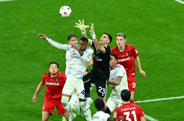 Freiburg v Aston Villa - UEFA Europa League final ISTANBUL, TURKIYE - MAY 20: Aston Villa goalkeeper Emiliano Martinez (23) challenges Freiburg players during the UEFA Europa League final match between Freiburg and Aston Villa at Tupras Stadium in Istanbul, Turkiye, on May 20, 2026. Arif Hudaverdi Yaman Anadolu Istanbul Turkey. Editorial use only. Please get in touch for any other usage.  Copyright: x2026xAnadoluxArifxHudaverdixYamanx