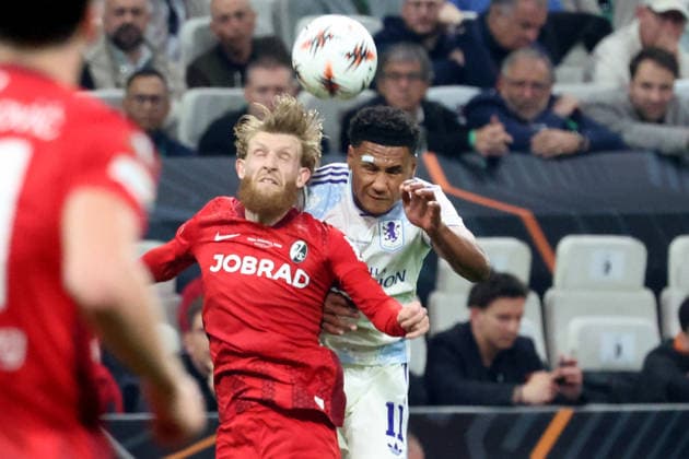 20 05 2026, xrekx, Football Europa League Final 2026, SC Freiburg Aston Villa v l Niklas Beste SC Freiburg Jaden Sancho Aston Villa FC duel, action, action, battle for the ball DFL DFB REGULATIONS PROHIBIT ANY USE OF PHOTOGRAPHS as IMAGE SEQUENCES and or QUASI VIDEO Istanbul