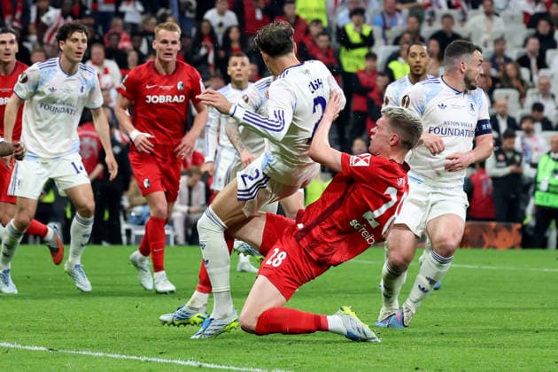 20 05 2026, xrekx, Football Europa League Final 2026, SC Freiburg Aston Villa v l Matty Cash Aston Villa FC Matthias Ginter SC Freiburg Zweikampf, Aktion, action, battle for the ball DFL DFB REGULATIONS PROHIBIT ANY USE OF PHOTOGRAPHS as IMAGE SEQUENCES and or QUASI VIDEO Istanbul