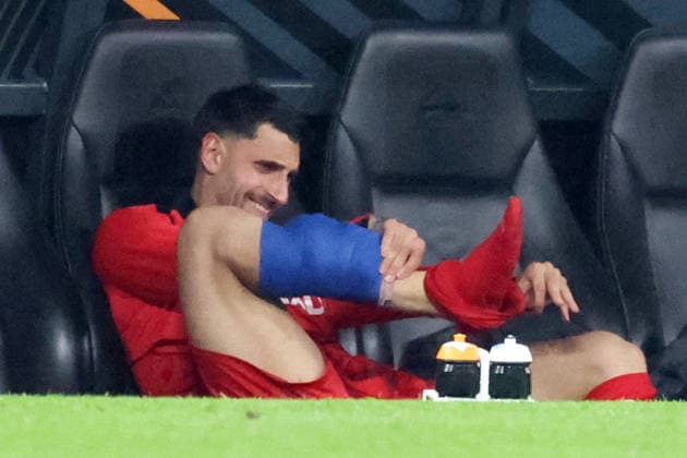 20 05 2026, xrekx, Football Europa League Final 2026, SC Freiburg Aston Villa v l Vincenzo Grifo SC Freiburg injured, injury, pain, pain Disappointed, sad, frustrated, helpless, DFL DFB REGULATIONS PROHIBIT ANY USE OF PHOTOGRAPHS as IMAGE SEQUENCES and or QUASI VIDEO Istanbul