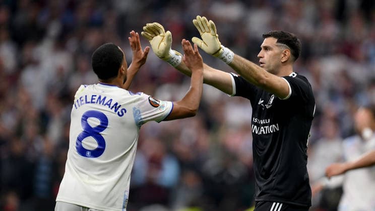 FOOTBALL EUROPA LEAGUE SEASON 2025 2026 Final in Istanbul 20 05 2026 SC Freiburg Aston Villa Youri Tielemans left, Aston Villa with goalkeeper Emiliano Martinez right, Aston Villa