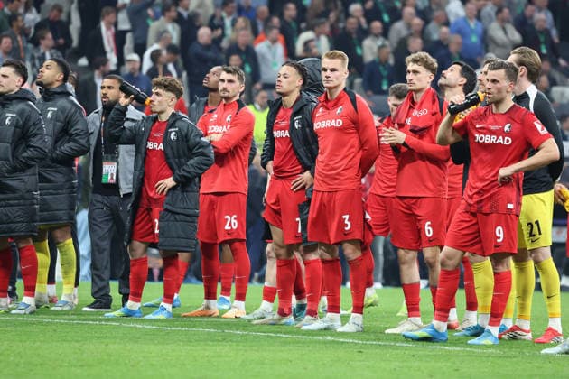 20 05 2026, xrekx, Football Europa League Final 2026, SC Freiburg Aston Villa v l Freiburg players Disappointed, sad, frustrated, helpless, DFL DFB REGULATIONS PROHIBIT ANY USE OF PHOTOGRAPHS as IMAGE SEQUENCES and or QUASI VIDEO Istanbul