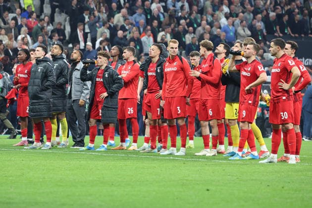 20 05 2026, xrekx, Football Europa League Final 2026, SC Freiburg Aston Villa v l Freiburg players Disappointed, sad, frustrated, helpless, DFL DFB REGULATIONS PROHIBIT ANY USE OF PHOTOGRAPHS as IMAGE SEQUENCES and or QUASI VIDEO Istanbul