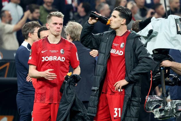 20 05 2026, xrekx, Football Europa League Final 2026, SC Freiburg Aston Villa v l Matthias Ginter SC Freiburg Igor Matanovic SC Freiburg Disappointed, sad, frustrated, helpless, DFL DFB REGULATIONS PROHIBIT ANY USE OF PHOTOGRAPHS as IMAGE SEQUENCES and or QUASI VIDEO Istanbul