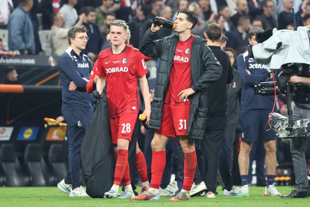 20 05 2026, xrekx, Football Europa League Final 2026, SC Freiburg Aston Villa v l Matthias Ginter SC Freiburg Igor Matanovic SC Freiburg Disappointed, sad, frustrated, helpless, DFL DFB REGULATIONS PROHIBIT ANY USE OF PHOTOGRAPHS as IMAGE SEQUENCES and or QUASI VIDEO Istanbul