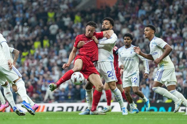 Derry Scherhant SC Freiburg, 07 in duel with Douglas Luiz Aston Villa, 21 , Turkey, Football, UEFA Europa League, Final, 2025 2026, SC Freiburg vs Aston Villa, 20 05 2026, Tüprasü Stadium, Besuiktasu Park, Istanbul Istanbul Tüprasü Stadium, Besuiktasu Park Istanbul Turkey Copyright: xArnexAmbergx