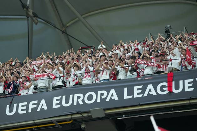 Fans, Ultras in the curve, Fan curve support their team, Flags, Scarf, Support, All in white , Turkey, Football, UEFA Europa League, Final, 2025 2026, SC Freiburg vs Aston Villa, 20 05 2026, TüpraÅü Stadium, BeÅüiktaÅü Park, Istanbul Istanbul TüpraÅü Stadium, BeÅüiktaÅü Par Istanbul Turkey Copyright: xArnexAmbergx