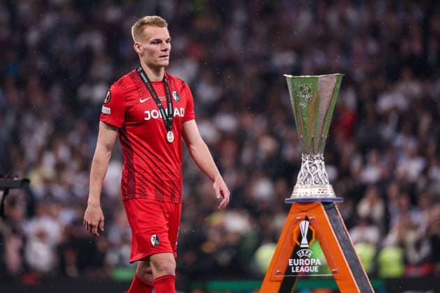 Philipp Lienhart of SC Freiburg walks past the Europa League trophy SC Freiburg v Aston Villa, UEFA Europa League, Final, Football, Besiktas Park, Istanbul, Turkiye - 20 May 2026Istanbul Besiktas Park United Kingdom EDITORIAL USE ONLY No use with unauthorised audio, video, data, fixture lists, club league logos or live services. Online in-match use limited to 120 images, no video emulation. No use in betting, games or single club league player publications. Copyright: xRaddadxJebarah Shutterstockx 16883158fn