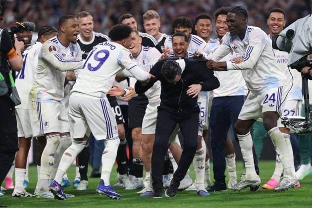 20.05.2026 - SOCCER - 2025-2026 UEFA EUROPA LEAGUE FINAL, SC Freiburg vs Aston Villa Aston Villa manager Unai Emery celebrating the championship together with the entire team in Istanbul, lifting players, hugging staff, and enjoying the trophy victory on the pitch after the final whistle. ISTANBUL ISTANBUL, BESIKTAS PARK TÜPRAS STADIUM BESIKTAS PARK TÜPRAS STADIUM TÜRKIYE