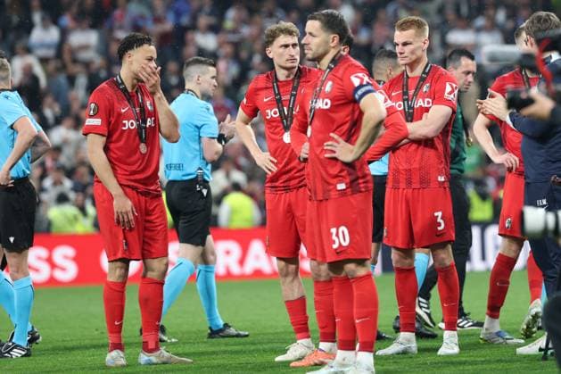 20.05.2026 - SOCCER - 2025-2026 UEFA EUROPA LEAGUE FINAL, SC Freiburg vs Aston Villa Philipp Lienhart of SC Freiburg and SC Freiburg players receiving their runner-up medals in Istanbul, standing in line with visible disappointment and emotional expressions after the defeat in the final. ISTANBUL ISTANBUL, BESIKTAS PARK TÜPRAS STADIUM BESIKTAS PARK TÜPRAS STADIUM TÜRKIYE