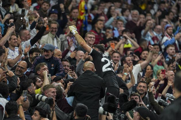 Aston Villa win UEFA Europa League title ISTANBUL, TURKIYE - MAY 21: Aston Villa goalkeeper Emiliano Martinez celebrates the championship with fans after defeating Freiburg 3-0 to win the UEFA Europa League final match at Besiktas Park in Istanbul, Turkiye, on May 21, 2026. Arife Karakum Anadolu Istanbul Turkey. Editorial use only. Please get in touch for any other usage.  Copyright: x2026xAnadoluxArifexKarakumx