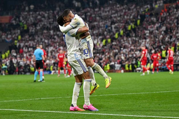 IPA84915389 - Emiliano Buendia (Aston Villa F.C.) hugs Morgan Rogers (Aston Villa F.C.) after scores a goal during the UEFA Europe League 2026 final between S.C. Freiburg vs. Aston Villa F.C. on 20th May 2026 at the Tupras Stadium, Istanbul, Turkey  Copyright: xVincenzoxOrlando IPAxSportx xx 84915389