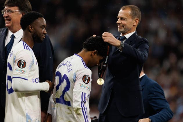 Aleksander Ceferin, Ian Maatsen and Lamare Bogarde celebrating after win seen during the UEFA Europa League 2026 final game between teams of SC Freiburg and Aston Villa FC (Maciej Rogowski Ball Raw Images) Istanbul Besiktas Stadium Turkey Copyright: xMaciejxRogowskix ROG_FRE_AST_2526-33
