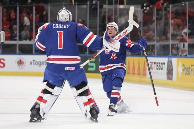 20.05.2026 Swiss Life Arena Zuerich , SCHWEIZ, Herren IIHF World Championship, WM, Weltmeisterschaft Zurich 2026 Gruppe A USA - Deutschland Torwart Devin Cooley - Ryan Leonard (USA) jubeln nach dem Shootout *** 20 05 2026 Swiss Life Arena Zurich , SWITZERLAND, Men IIHF World Championship Zurich 2026 Group A USA Germany Goaltender Devin Cooley Ryan Leonard USA cheer after the shootout 
