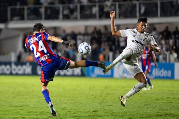 Santos x San Lorenzo SANTOS, SP - 20.05.2026: SANTOS X SAN LORENZO - Nicolas Tripichio (San Lorenzo) and Rony (Santos) during the match between Santos and San Lorenzo, valid for the 5th round of the Copa Sudamericana, held on Wednesday night (20) at Estadio Urbano Caldeira, Vila Belmiro, in Santos, SP. (Photo: Rodilei Morais Fotoarena) x2947260x  RodileixMorais