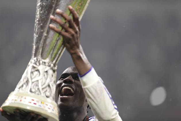 ISTANBUL, TURKEY - MAY 20: Amadou Onana of Aston Villa FC celebrates with the trophy after winning the UEFA Europa League Final 2026 match between SC Freiburg and Aston Villa FC at Besiktas Park on May 20, 2026 in Istanbul, Turkey. (Photo by Alexandra Fechete Sports Press Photo) Copyright: xAlexandraxFechete SportsxPressxPhotox Sportspressphoto_SPR150766