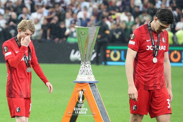 20 05 2026, xrekx, Football Europa League Final 2026, SC Freiburg Aston Villa v l Niklas Beste SC Freiburg Igor Matanovic SC Freiburg enttaeuscht, enttäuscht, schaut enttaeuscht, niedergeschlagen, disappointed Pokal DFL DFB REGULATIONS PROHIBIT ANY USE OF PHOTOGRAPHS as IMAGE SEQUENCES and or QUASI VIDEO Istanbul