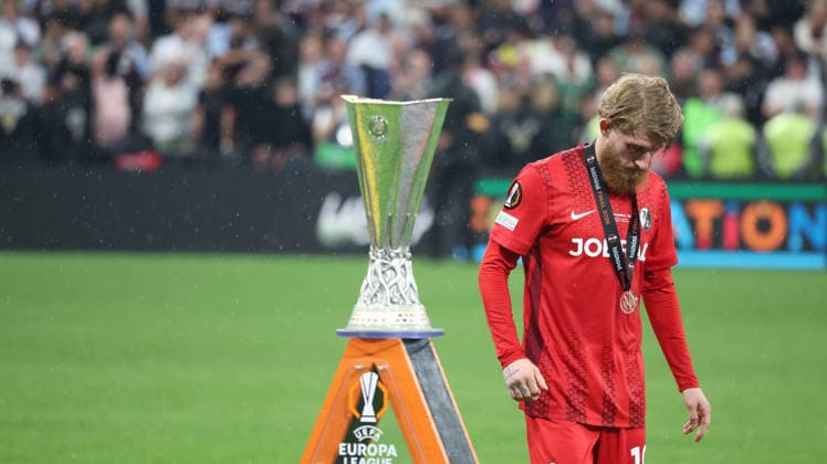 20 05 2026, xrekx, Football Europa League Final 2026, SC Freiburg Aston Villa v l Niklas Beste SC Freiburg enttaeuscht, enttäuscht, schaut enttaeuscht, niedergeschlagen, disappointed Pokal DFL DFB REGULATIONS PROHIBIT ANY USE OF PHOTOGRAPHS as IMAGE SEQUENCES and or QUASI VIDEO Istanbul