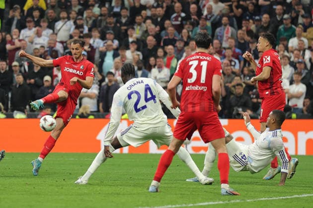 ISTANBUL, TURKEY - MAY 20: Derry Lionel Scherhant (7) , Vincenzo Grifo (32) ,Igor Matanovic (31) of Freiburg and Amadou Onana , Ezri Konsa (4) of Aston Villa during the UEFA EUROPA League final match between Freiburg and Aston Villa at Besiktas Tupras Stadium on May 20, 2026 in Istanbul, Turkey. (Photo by Seskimphoto ) Freiburg v Aston Villa - UEFA EUROPA League Final 