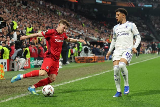 ISTANBUL, TURKEY - MAY 20: Philipp Treu (L) of Freiburg and Jadon Sancho (19) of Aston Villa during the UEFA EUROPA League final match between Freiburg and Aston Villa at Besiktas Tupras Stadium on May 20, 2026 in Istanbul, Turkey. (Photo by Seskimphoto ) Freiburg v Aston Villa - UEFA EUROPA League Final 