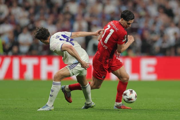 ISTANBUL, TURKEY - MAY 20: Igor Matanovic (31) of Freiburg and Pau Torres (14) of Aston Villa during the UEFA EUROPA League final match between Freiburg and Aston Villa at Besiktas Tupras Stadium on May 20, 2026 in Istanbul, Turkey. (Photo by Seskimphoto ) Freiburg v Aston Villa - UEFA EUROPA League Final 